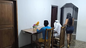Petualangan Bisnis Di Kolombia: Pria Latino Yang Bergairah Menggoda Pelayan Seksi