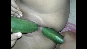 Mami Indonesia Digoyang Keras, Lubang Memek Dan Pantatnya Ditembus Mentimun Sampai Double Penetration