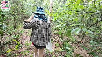 Gadis Thailand Berjalan Cari Jamur Di Hutan Dalam Sampai Tak Tahan Ingin Kencing
