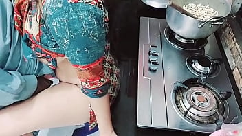 Istri India Sibuk Memasak Sementara Lubang Pantatnya Ditembak Suami Yang Suka Ditipu Dengan Audio Hindi Yang Jelas