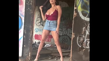 Momen Panas Di Balik Layar Pemotretan Augusta, Georgia: Model Filipina Menggoda Dengan Celana Pendek Jeans