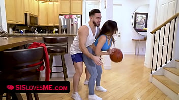 Gadis Brunet Seksi Dengan Bokong Montok Minta Bantuan Kakak Tiri Yang Horny Untuk Main Basket Bersama