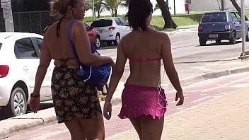 Gadis Manis Nan Seksi Sedang Menuju Pantai Dengan Pantat Yang Menggoda