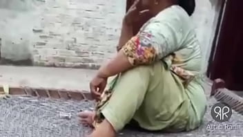 Desi Tante Pakistan Yang Hot Lagi Merokok Dengan Gaya Menggoda