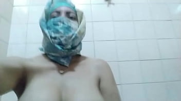 Ibu Muslim Arab Asli Memuaskan Dirinya Sampai Klimaks Ekstrem Di Kamera Hijab Dan Memamerkan Kaki