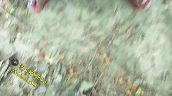 Desi Indian Beraksi Di Hutan Liar Dengan Sari Yang Melorot