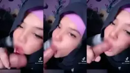 Gadis Berhijab Yang Menggairahkan Dengan Mainan Penis