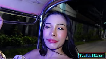 Gadis Thailand Montok Dengan Payudara Besar Imut Dijemput Dan Bermain Dengan Kucingnya Yang Basah