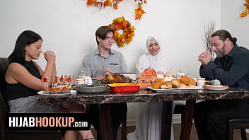 Muslimah Seksi Audrey Royal Rayakan Thanksgiving Dengan Bercinta Penuh Gairah Di Atas Meja – Kencan Berhijab