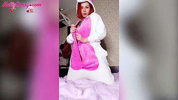 Gadis Cosplay Seksi Mengocok Memek Basahnya