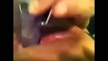Gadis Filipina Yang Bergairah Menggoda Vagina Dengan Pelurus Rambut