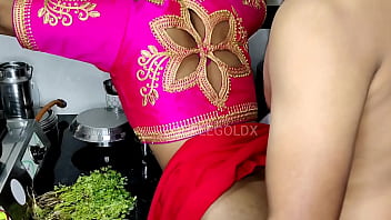Saat Ibu Mertua Pergi Ke Pasar, Sang Menantu Mesra Dengan Adik Ipar Di Dapur