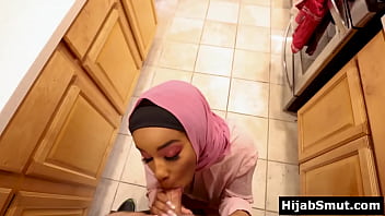 Gadis Muslimah Berkulit Gelap Belajar Cara Memberikan Blowjob Yang Nikmat
