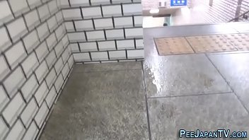 Gadis Asia Buang Air Kecil Di Stasiun Metro