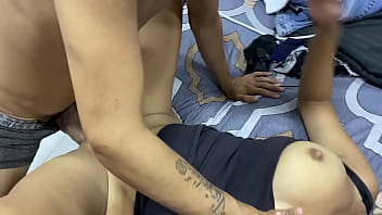 Mi Padrastro Me Seduce A Escondidas De Mamá, Y No Le Importa Que Me Lleve A Su Cama Para Hacerlo.