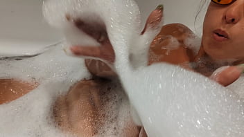 Adik Tiri Yang Seksi Dan Kecokelatan Di Kamar Mandi Usai Liburan Dari Turki