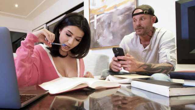 Datanglah, Orang Tuaku Lagi Nggak Ada Di Rumah Bareng Roxie Sinner Dan Scott Nails
