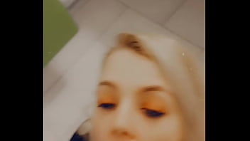 Gadis Pirang Mungil Menggoda Dan Memuaskan Kekasih Campuran Di Kamar Mandi Klub Malam, Bikin Dia Climax Cuma 5 Menit