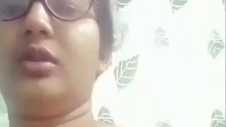 Gadis Bengali Melepas Bra Dan Meraba Putingnya