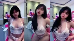 Gadis Cantik Bergaun Dalaman Putih Yang Menggoda