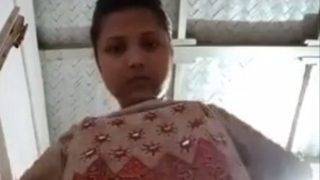 Gadis Desa Montok Melepas Baju Dengan Genit