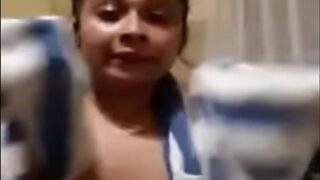 Video Panas Ibu Rumah Tangga Mandi Di Kamar Mandi, Direkam Sendiri Di Situs Dewasa Bangladesh
