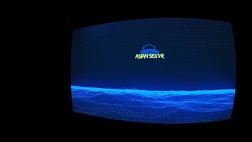 Gaun Neon Ketat, Cewek Asia Amatir Naik Di Atas Batang