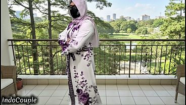 Istri Berhijab Yang Doyan Selingkuh, Ketemu Denganku Di Koridor Kampus