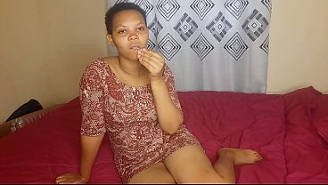 Ibu Menggoda Diri Di Kamar Tidurnya Dengan Kemesraan Yang Menggoda