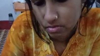 Gadis Pembantu Desi Yang Taat Mengisap Kontol