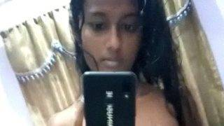 Gadis Tamil Remaja Telanjang Berpose Mesra Di Kamar Untuk Pacar