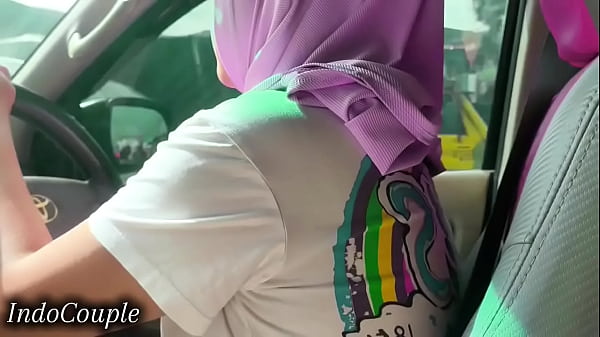 Istri Berhijab Di Jakarta Terekam Video Mesum Saat Nyetir Sambil Entot Kontol Pacar