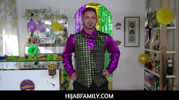 Violet Gems, Si Gadis Berhijab, Mengisi Dirinya Dengan Manik-manik Sebelum Mahir Melayani Nicky Dengan Mulutnya