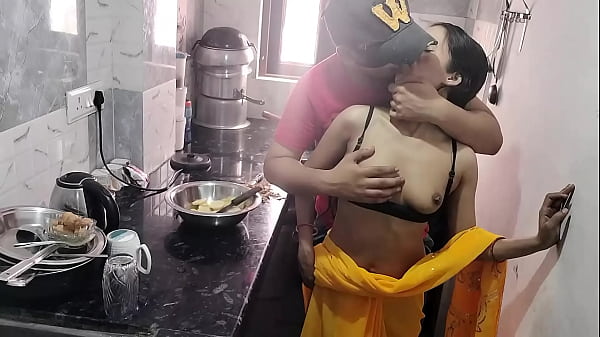 Bidadari Dapur: Bhabhi Mesra Dengan Suami Di Meja Makan