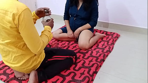 सौतेली बहन को शराब पिलाकर पूरी रात जमकर चोदा हिंदी आवाज़ में