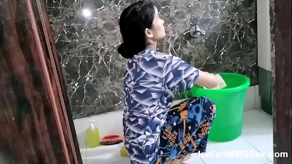 Istri India Mandi Dan Cuci Diri Di Kamar Mandi