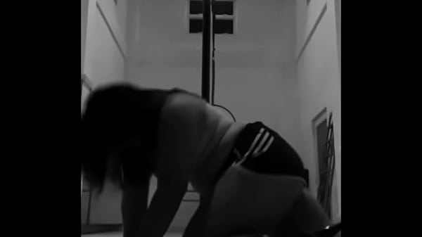 Pinay Na Sumasayaw Sa Pole Na May Takong At Gumagawa Ng Aerial Hoops