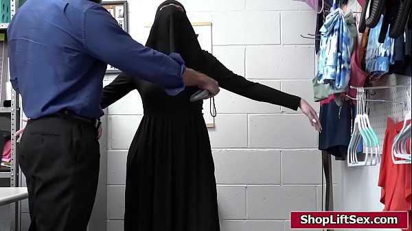 Gadis Pirang Religius Ketahuan Mencuri Dan Dihukum Dengan Nafsu