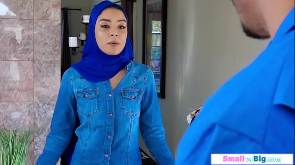 Gadis Arab Digoyang Keras Oleh Dua Pria Besar