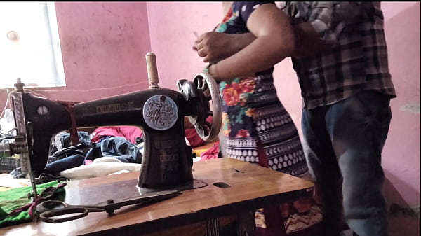 भाभी की सिलाई के दौरान अंकल ने किया मजेदार मज़ा