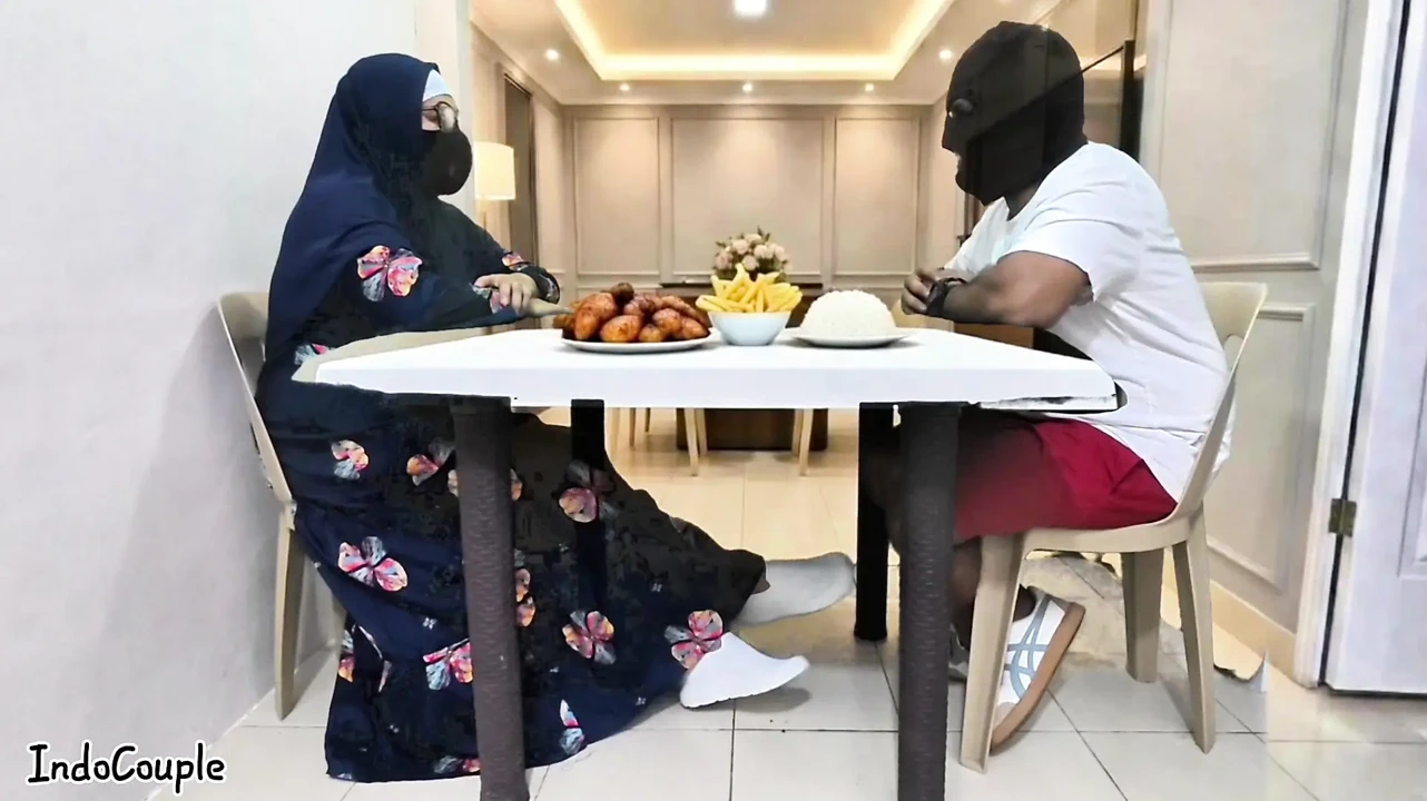 Guru Sekolah Hijab Muslim Pergi Untuk Kencan Dengan Bintang