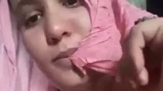 Tante Desa India Dengan Payudara Lembut Menggoda Buah Dadanya