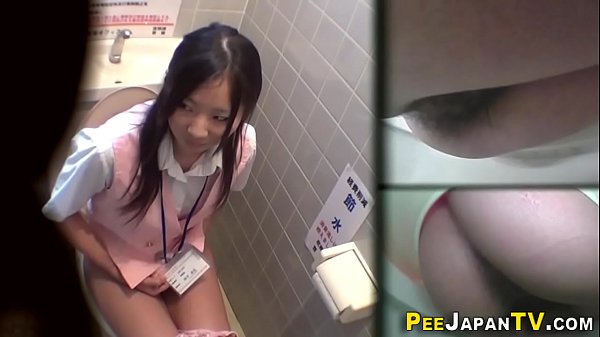 Bocah Asia Semburkan Pancuran Di Kloset