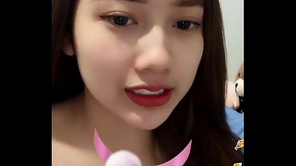 Tay Trần Khoe Thân Nóng Bỏng Trên Facebook Live
