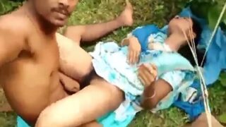 Desi Mesum Ngentot Pacar Perempuannya Yang Sudah Menikah Di Semak-semak