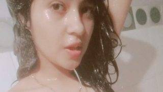 Gadis India Basah Telanjang Selfie Di Kamar Mandi Bocor
