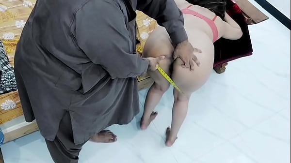 Penjahat India Menggila Di Pantat Besar Gadis Desa Gawar, Doggy Style Kasar Dengan Bisikan Mesra Hindi
