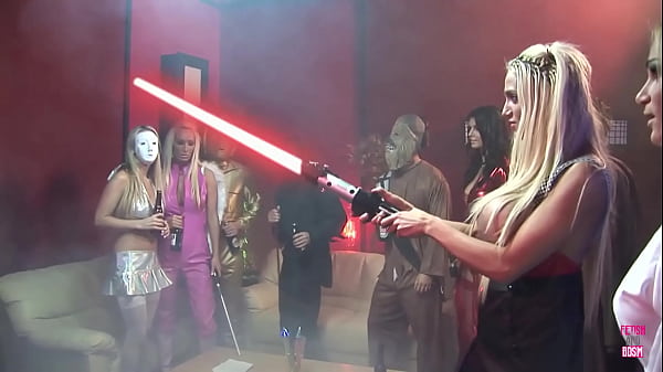 Amy Mengadakan Pesta Ulang Tahun Cosplay Untuk Temannya, Yang Berakhir Dengan Pesta Seks Liar