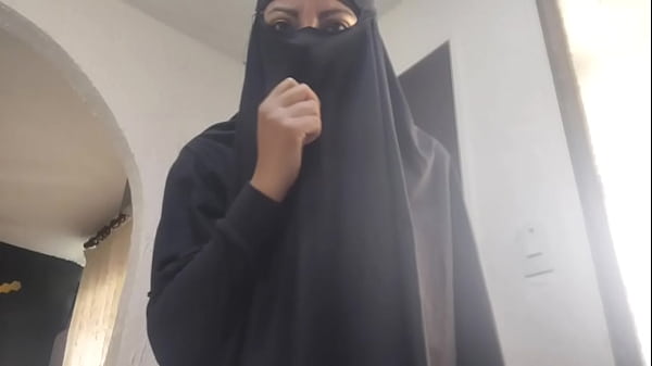 Milf Arab Mengocok Memek Sampai Muncrat Deras Di Webcam, Pakai Niqab Tapi Mesum Banget