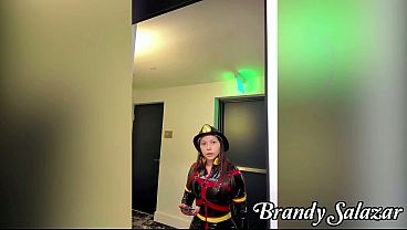 Cewek Latin Panas Brandy Salazar Jadi Petugas Pemadam, Siap Mainin Selang Lu